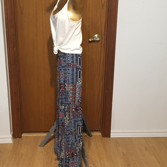 White knotted tank top and patterned maxi skirt - Picture 2 of 6